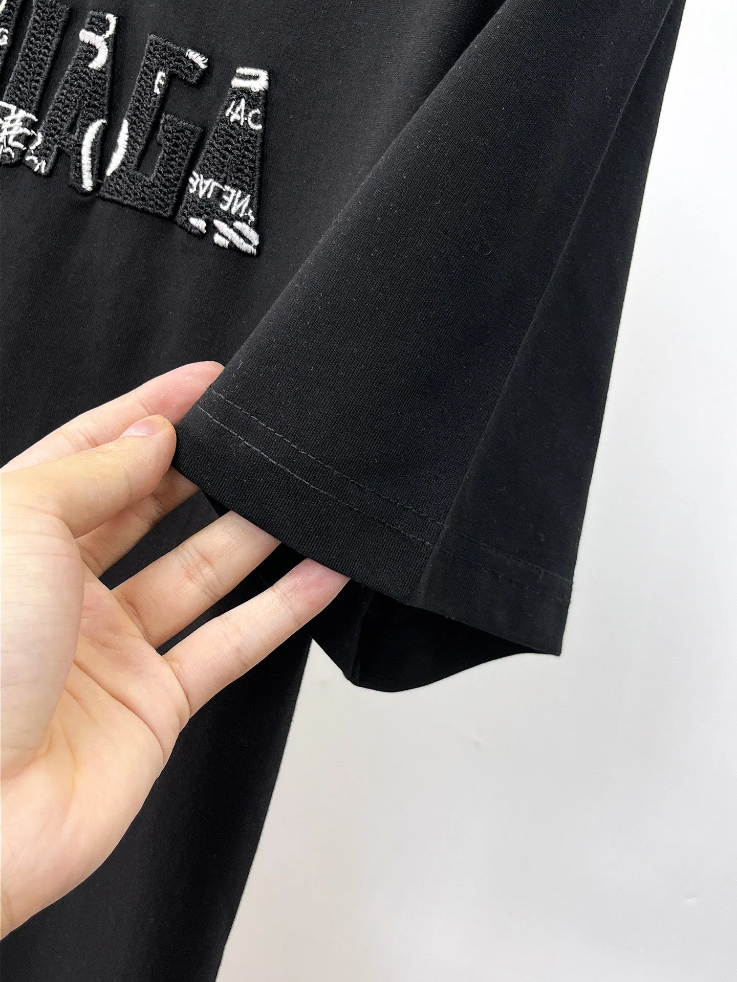 Balenciaga's high-end top-quality products 🐮2026 Spring and Summer New Arrival first counter, the latest New Arrival short-sleeved round neck T-shirt, Premium customized design, avant-garde and fashionable! Brand logo heavy craftsmanship design Premium customized 260g fabric. Soft to the touch. Comfortable to wear. Counter-level exquisite stitching. Fine workmanship. The upper body effect is incomparably handsome! A must-have item for men and women with the same style! Sizes: S~XXL When placing an order, please state your height and weight. The maximum wearing size is 210 pounds (one size larger)
